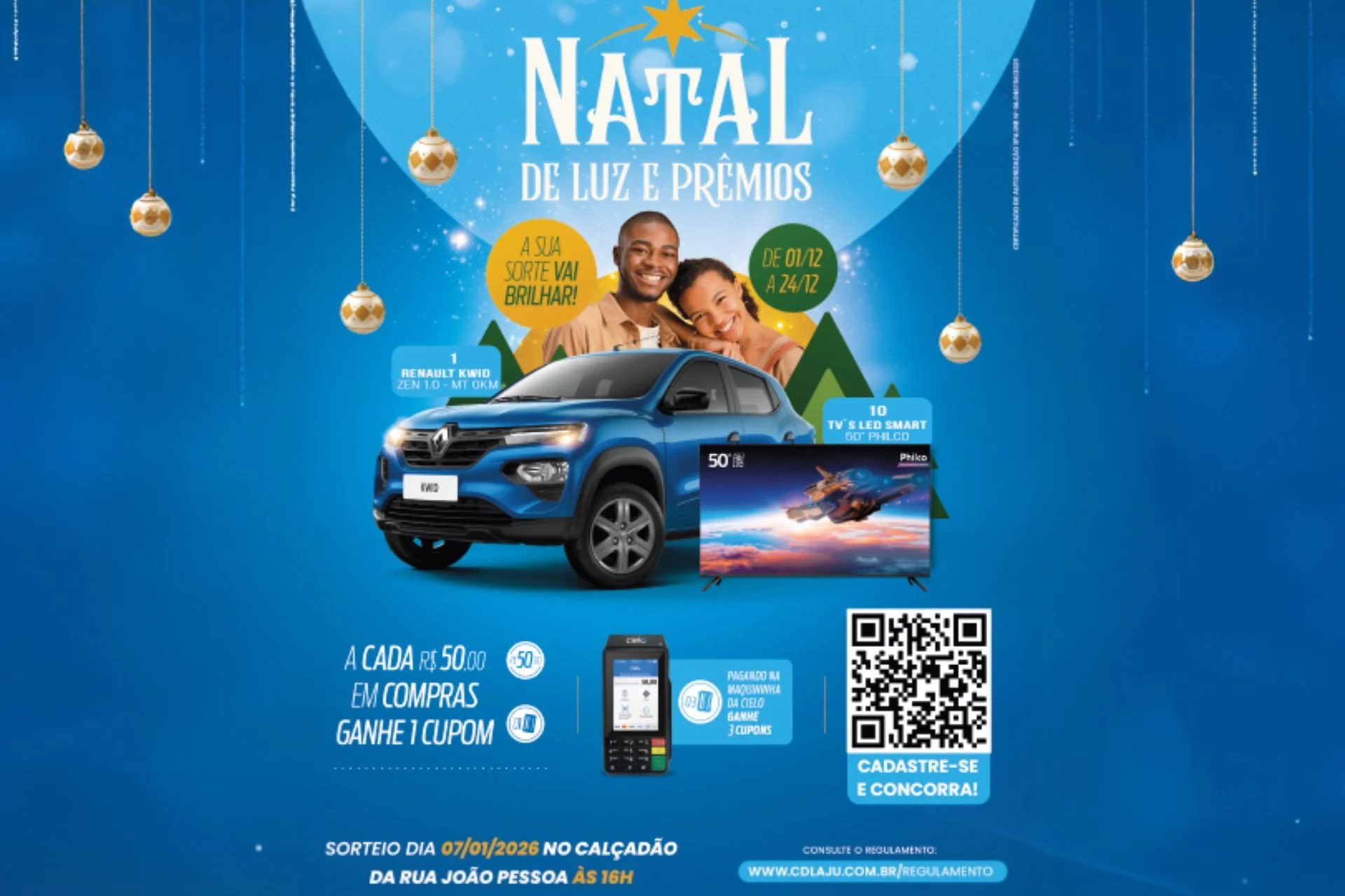 Peça natalina com fundo azul, bolas douradas penduradas, título "Natal de Luz e Prêmios", casal sorrindo, carro Renault Kwid azul, TV 50", regras da promoção, QR Code para cadastro.