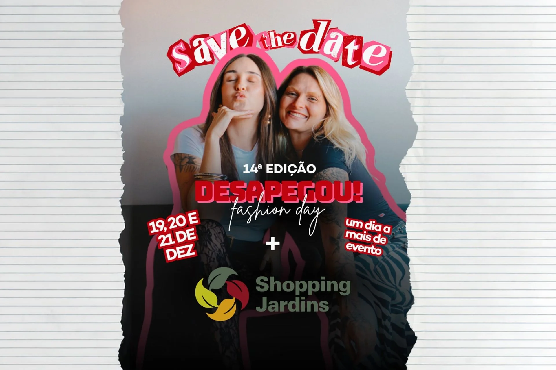 Card promocional com fundo de folha pautada rasgada, foto central de duas mulheres sorrindo abraçadas, contornadas em rosa. Texto: "Save the date", "14ª edição Desapegou! Fashion Day", datas 19, 20 e 21 de dezembro, "um dia a mais de evento" e logo do Shopping Jardins.