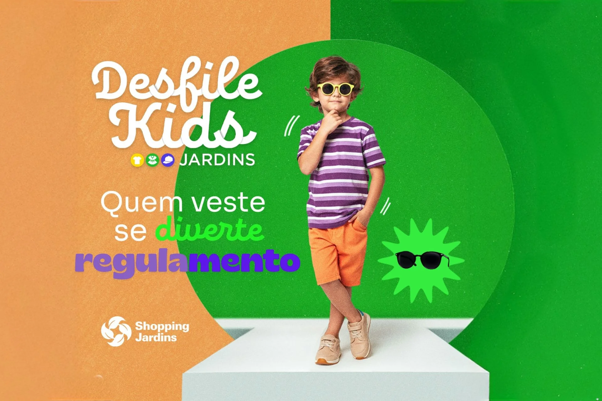 Menino na passarela, ele veste uma camisa listrada de roxo e branco, bermuda laranja, óculos escuros e tênis bege. O texto 'Desfile Kids Jardins quem veste se diverte' está em destaque. Menino na passarela, ele veste uma camisa listrada de roxo e branco, bermuda laranja, óculos escuros e tênis bege. O texto 'Desfile Kids Jardins quem veste se diverte' está em destaque.