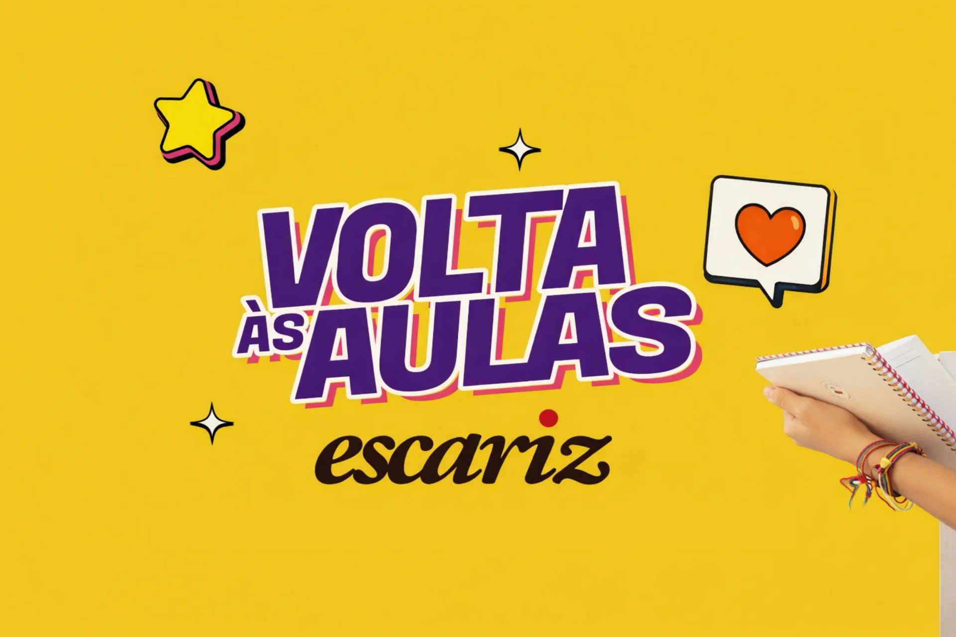 Volta às aulas Escariz: fundo amarelo com o texto "VOLTA ÀS AULAS" em roxo e contorno rosa, e "escariz" em preto abaixo. Ícones decorativos de estrela e brilho; à direita, mão segurando caderno e um balão com coração.