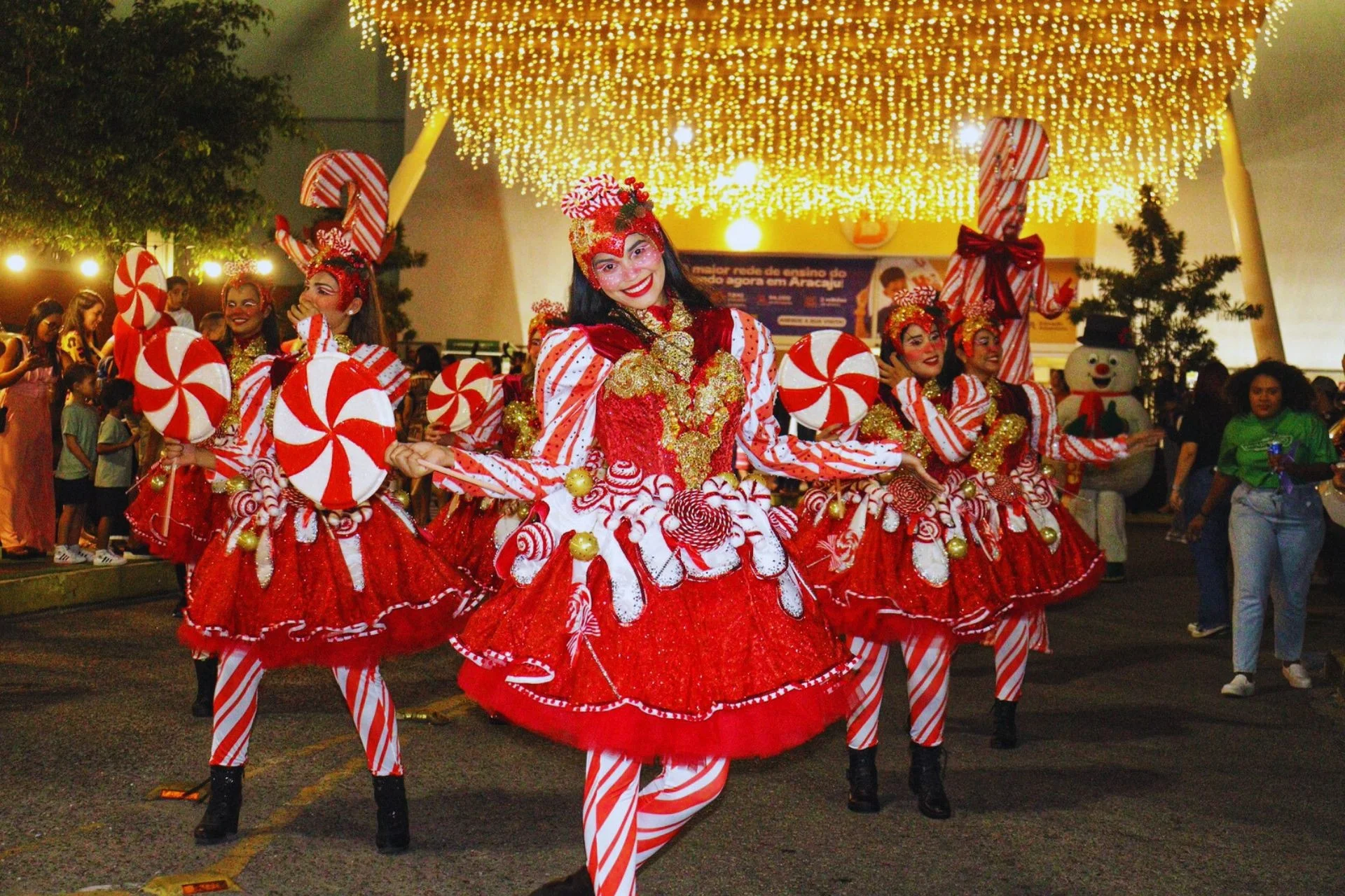 Mulheres vestidas de bailarinas com roupa de bengala natalina. Elas estão em frente a uma portaria do Shopping Jardins, sorrindo. Mulheres vestidas de bailarinas com roupa de bengala natalina. Elas estão em frente a uma portaria do Shopping Jardins, sorrindo.