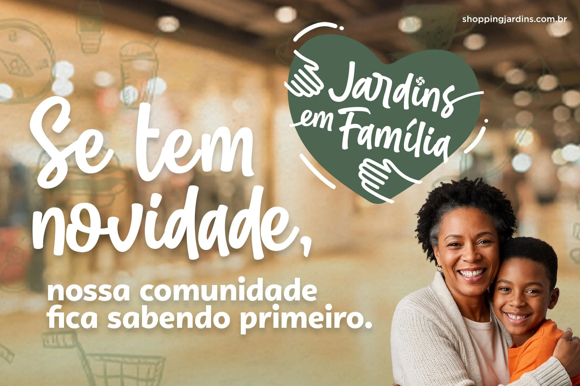 Mulher adulta e criança se abraçam. Ao fundo vemos a imagem de um shopping. O texto da imagem é 'Se tem novidade, nossa comunidade fica sabendo primeiro'.