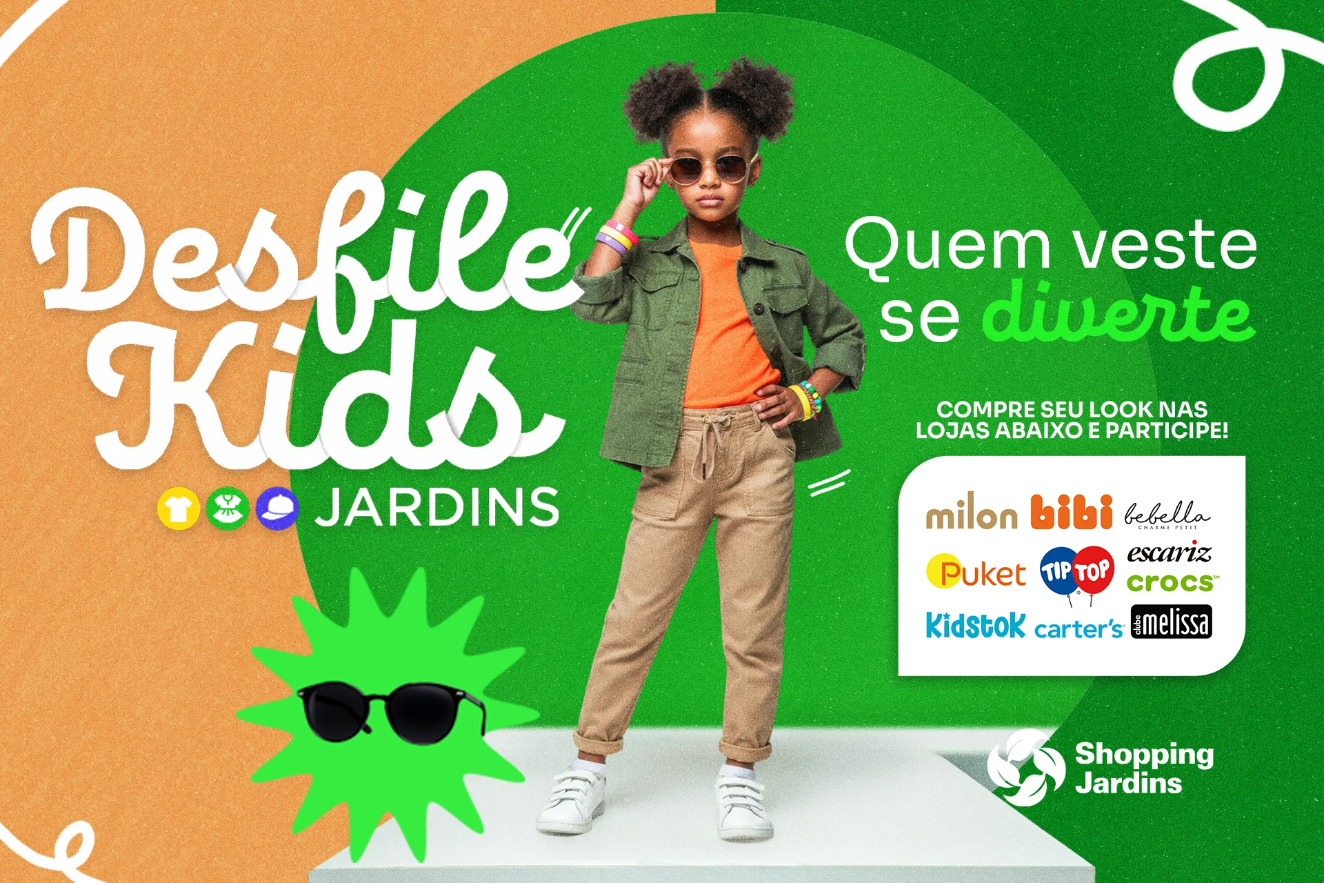 Menina na passarela, ela tem coque nos cabelos, óculos esculos, calça cáqui, camisa laranja, jaqueta verde e tênis branco. O texto 'Desfile Kids Jardins quem veste se diverte' está em destaque. Menina na passarela, ela tem coque nos cabelos, óculos esculos, calça cáqui, camisa laranja, jaqueta verde e tênis branco. O texto 'Desfile Kids Jardins quem veste se diverte' está em destaque.